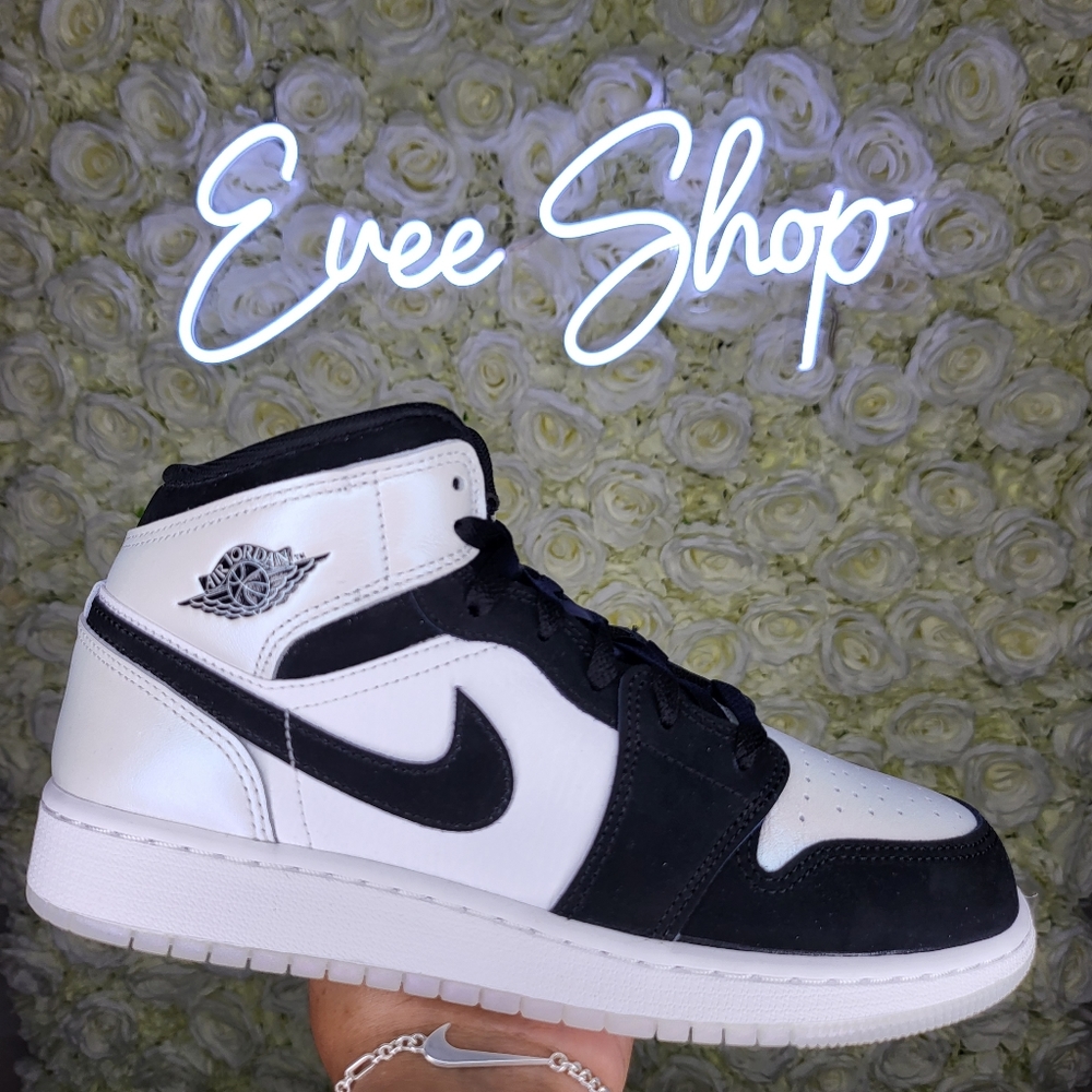 Jordan 1 Retro 🐄🤍🖤 Black  White